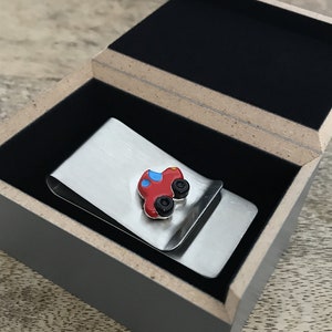 Fermasoldi in acciaio con automobilina in argento e smalto, Fermasoldi dal design originale, Fermasoldi da uomo made in Italy