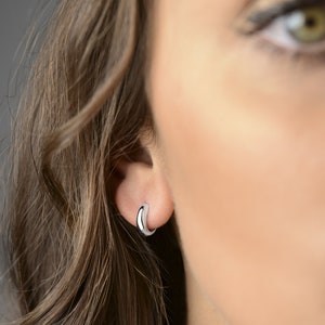 Mini créole en or blanc, parfaite pour donner un petit plus à une tenue minimale, or 18 carats. Boucle d'oreille unique. Cadeau de la Saint-Valentin.
