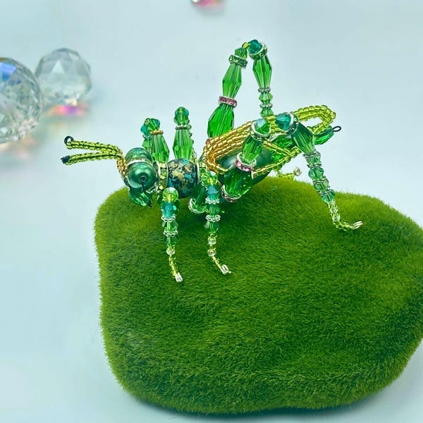 バッタのサンキャッチャーDIYキット - ビーズとクリスタルを使った自分だけの昆虫デコレーションを作ろう