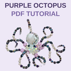 Op de afbeelding: Een figuur van een octopus gemaakt van kralen met een grote heldere gefacetteerde kristallen kop en acht flexibele tentakels van paarse, zwarte en doorzichtige glaskralen. De tekst PURPLE OCTOPUS PDF TUTORIAL staat in het paars boven de figuur.