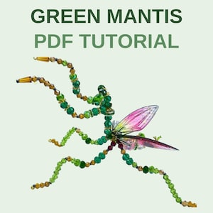 Könnte beinhalten: Eine perlenbesetzte grüne Gottesanbeterin-Skulptur mit facettierten grünen und bernsteinfarbenen Perlen auf einem Drahtgestell mit durchscheinenden rosa und grünen Flügeln. Der Text GREEN MANTIS PDF TUTORIAL steht in dunkelgrünen Buchstaben darüber.