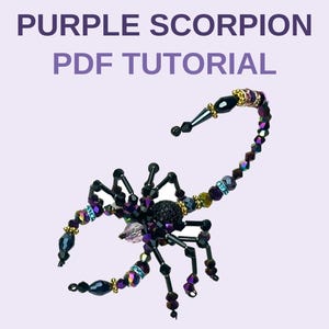 Könnte beinhalten: Eine aus Perlen gefertigte Skorpionfigur aus schwarzen, violetten und irisierenden Perlen mit goldfarbenen Akzenten. Der Text PURPLE SCORPION PDF TUTORIAL steht über dem Skorpion, der einen gebogenen Schwanz und mehrere Beine aufweist.