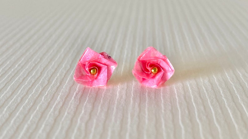 Hübsche kleine Rose Origami Ohrstecker verträumt rosa Bild 1