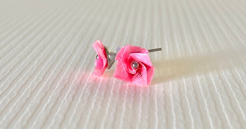 Hübsche kleine Rose Origami Ohrstecker verträumt rosa Bild 5