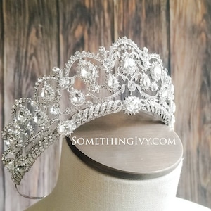 Tiara plateada de 6,35 cm (2,5") para quinceañera - Corona de concurso de belleza - Corona de boda plateada - Corona nupcial - Corona de debutante - Corona estilo Gatsby - Diadema plateada