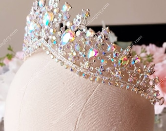 Corona de reina multicolor de 6,35 cm (2,5 pulgadas) plateada con cristales A/B - Corona de quinceañera - Corona de concurso de belleza - Corona de boda - Corona nupcial - Corona de debutante