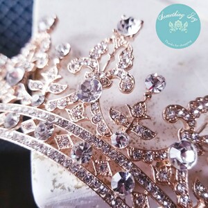 Puede incluir: Una corona dorada con brillantes transparentes. La corona tiene un dise&ntilde;o delicado con detalles intrincados. La corona es un hermoso accesorio para una ocasi&oacute;n especial.