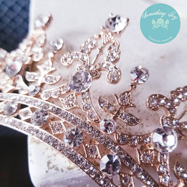 Puede incluir: Una corona dorada con brillantes transparentes. La corona tiene un dise&ntilde;o delicado con detalles intrincados. La corona es un hermoso accesorio para una ocasi&oacute;n especial.