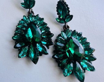 Diepe smaragdgroene clusteroorbellen - iets groens kroonluchteroorbellen - smaragdgroen avondje uit oorbellen - formele slijtage oorbellen