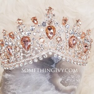 Puede incluir: Una tiara de oro rosa con diamantes de imitaci&oacute;n transparentes y melocot&oacute;n. La tiara tiene un dise&ntilde;o delicado e intrincado y es perfecta para una ocasi&oacute;n especial.