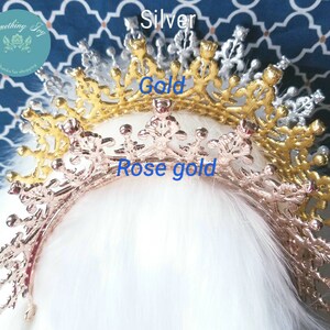 Puede incluir: Una corona con tres niveles en plata, oro y oro rosa. La corona est&aacute; hecha de metal y tiene un dise&ntilde;o delicado.
