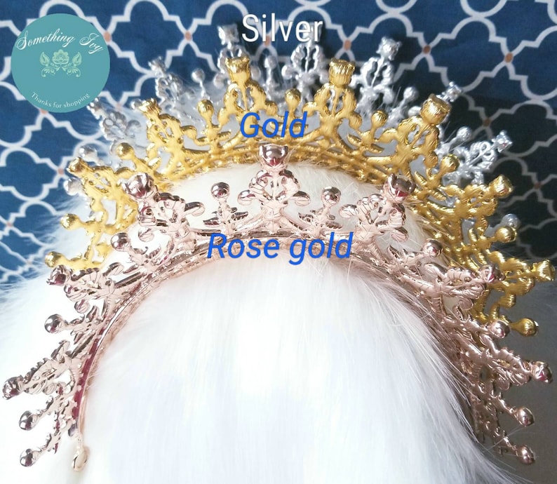 Puede incluir: Una corona con tres niveles en plata, oro y oro rosa. La corona est&aacute; hecha de metal y tiene un dise&ntilde;o delicado.