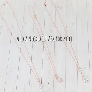 Puede incluir: Tres collares de oro rosa con colgantes de cristal. Los collares se muestran sobre un fondo de madera blanca.  &iexcl;A&Ntilde;ADE UN COLLAR! &iexcl;PREGUNTA POR EL PRECIO!