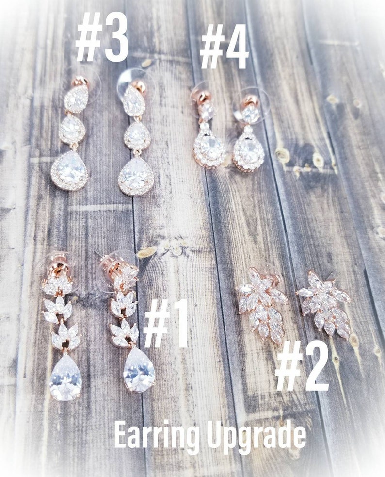 Puede incluir: Un conjunto de seis pares de pendientes de oro rosa con piedras de cristal transparentes. Los pendientes est&aacute;n numerados del 1 al 4. Los pendientes n.&ordm; 1 y n.&ordm; 2 son pendientes colgantes. Los pendientes n.&ordm; 3 y n.&ordm; 4 son pendientes de gota. El texto "Earring Upgrade" est&aacute; en la parte inferior de la imagen.