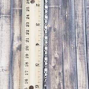 Pu&ograve; includere: Un braccialetto d'argento con una fila di pietre di zircone cubico trasparenti. Il braccialetto &egrave; lungo 17,8 cm e ha una chiusura a moschettone.