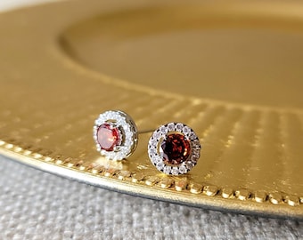 Expédition rapide - Puces d'oreilles rouge rubis - Puces d'oreilles quelque chose de rouge - Boucles d'oreilles rouge émeraude avec strass rubis - Puces d'oreilles rouges
