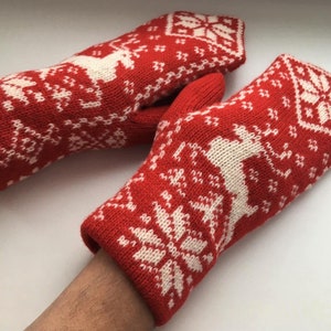 Rote Wollstrickfäustlinge: Nordische Hirsch-Schneeflocke-Jacquard