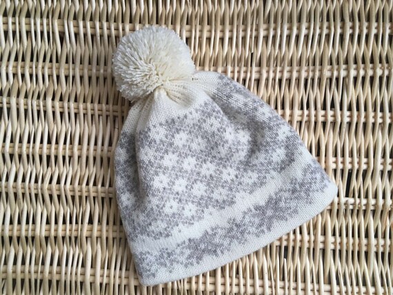 Bonnet Norvégien AKAZ - Blanc Et Gris - Taille Unique - 70% Acrylique 30% Laine - Occasion Très Bon état
