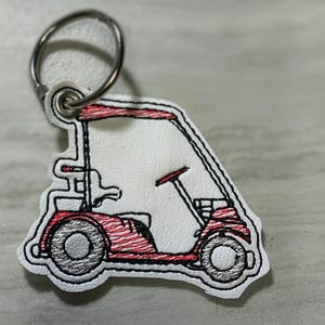 Digitale Datei ~ Gesticktes lustiges Golf Cart Schlüsselanhänger Lesezeichen Design für die Maschinenstickerei. 10x10 Hoop. LynnOma Designs