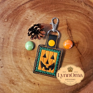 Bestickter Halloween Kürbis Schlüsselanhänger im Fob Design (4x4 Hoop, Digital File)