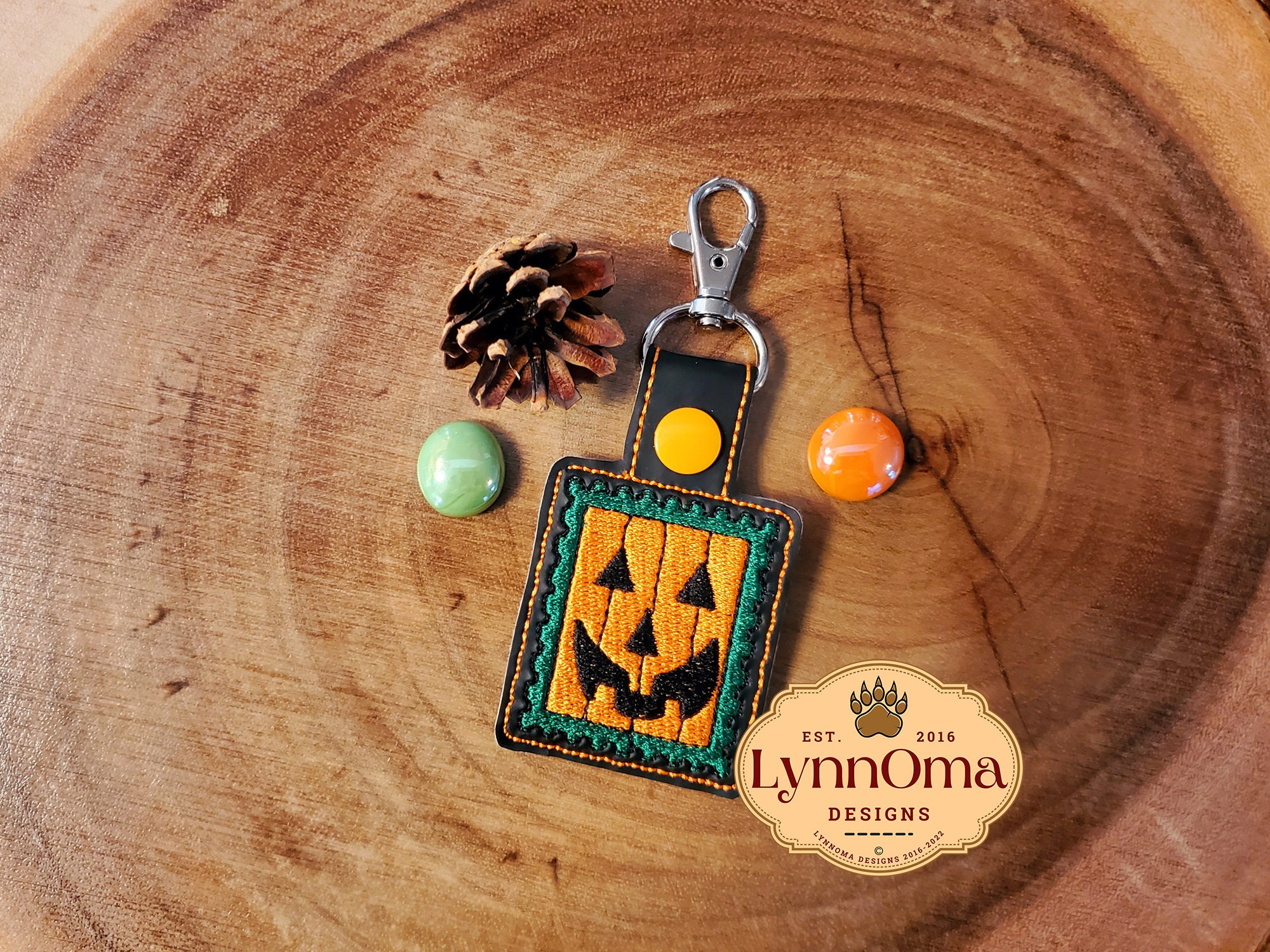 刺繍入りハロウィンパンプキンキーホルダーデザイン（4x4フープ