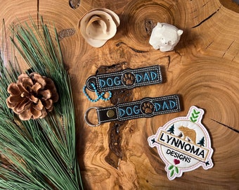 Brelok z haftowanym wizerunkiem psa i taty, wzór 4x4 (plik cyfrowy)