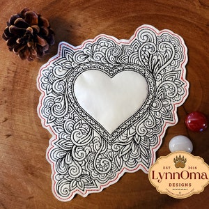Pode incluir: Um desenho de bordado preto e branco de um coração rodeado por padrões florais intrincados. O desenho é contornado com fio vermelho e é perfeito para uma variedade de projetos de artesanato.