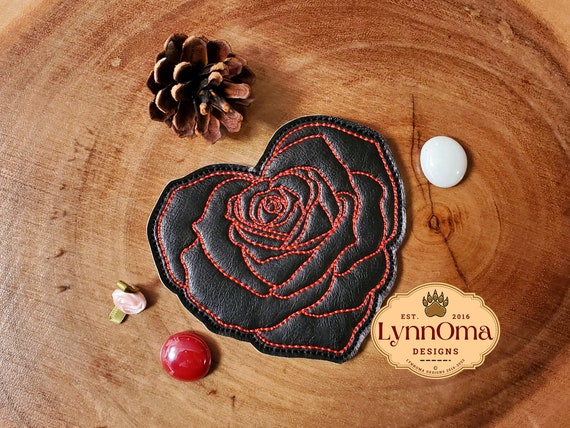 Archivo digital Diseño de posavasos de rosas en forma de corazón  