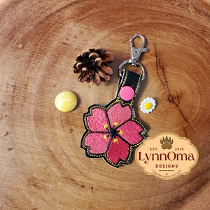 デジタルファイル〜機械刺繍用の刺繍された桜の花のキーホルダーフォブデザイン。4x4フープ。LynnOma Designs