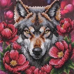 Könnte beinhalten: Detailliertes Perlenbild eines Wolfsgesichts, mit grauen, braunen und schwarzen Perlen. Der Wolf ist von leuchtend roten Blumen mit grünen Blättern umgeben, vor einem dunklen, floralen Hintergrund. Das Kunstwerk hat eine strukturierte, mosaikartige Optik.