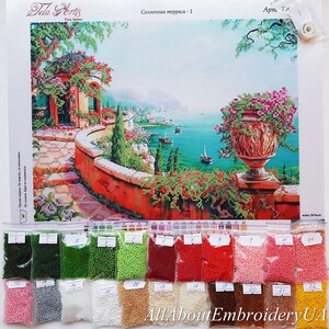 Puede incluir: Primer plano de un conjunto de peque&ntilde;as bolsas de pl&aacute;stico llenas de cuentas de colores. Las bolsas est&aacute;n etiquetadas con n&uacute;meros del 1 al 22. Las cuentas se utilizan para la pintura de diamantes, una actividad artesanal popular.