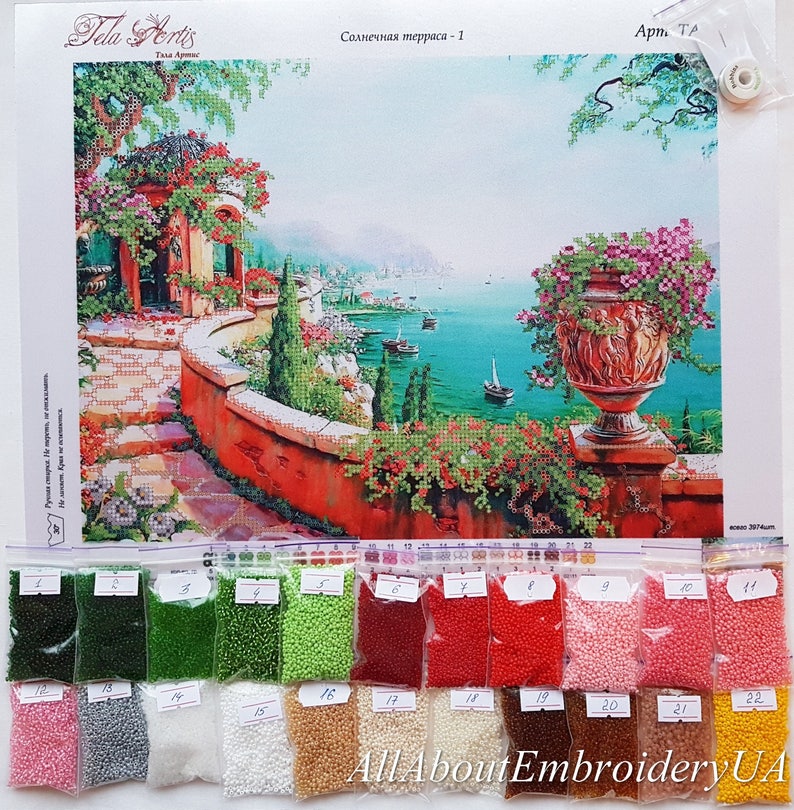 Puede incluir: Primer plano de un conjunto de peque&ntilde;as bolsas de pl&aacute;stico llenas de cuentas de colores. Las bolsas est&aacute;n etiquetadas con n&uacute;meros del 1 al 22. Las cuentas se utilizan para la pintura de diamantes, una actividad artesanal popular.