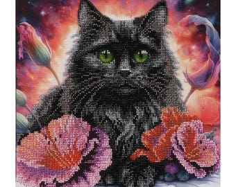 Op de afbeelding: Een zwarte kat met groene ogen zit in een veld met roze en rode bloemen. De achtergrond is een kleurrijke nevel met sterren.