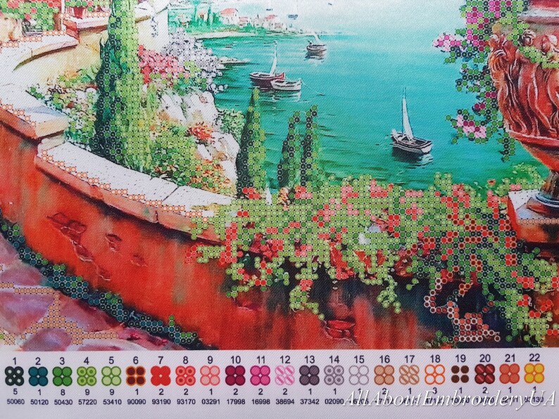 Puede incluir: Un kit de pintura de diamantes colorido que presenta una escena costera con una pared de ladrillo rojo, arbustos verdes y veleros en la distancia. El kit incluye una variedad de colores, incluyendo rojo, verde, azul y marr&oacute;n.