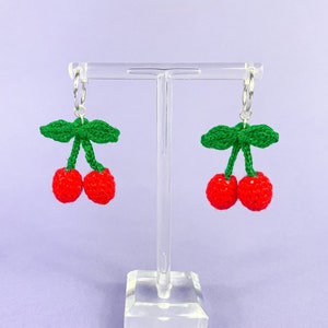 Pendientes de crochet, mini pendientes de aro de cerezas, frutos rojos, crochet moderno, regalos para artesanos, hecho a mano con amor, joyería de crochet
