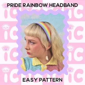 Op de afbeelding: Een regenbooggebreid hoofdband met een lichtpaarse achtergrond. De tekst "PRIDE RAINBOW HEADBAND" en "EASY PATTERN" wordt weergegeven op de afbeelding.