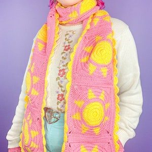 Bufanda de crochet, bufanda para el sol hecha a mano en rosa, cuadrados de abuela, moda Y2K, regalos para artesanos, regalo para ella, regalo de Navidad, bufandas de crochet