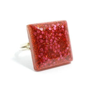 Red resin ring, square glitter ring for women, adjustable band, colourful trendy jewellery gift for her, fashion costume cocktail rings uk, Silber