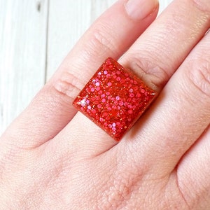Red resin ring, square glitter ring for women, adjustable band, colourful trendy jewellery gift for her, fashion costume cocktail rings uk, Bild 1