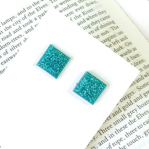 Petites boucles d'oreilles scintillantes en résine turquoise scintillante, clous carrés lumineux pour tous les jours, cadeau de boucle d'oreille bleu coloré pour anniversaire image 5