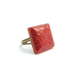 Red resin ring, square glitter ring for women, adjustable band, colourful trendy jewellery gift for her, fashion costume cocktail rings uk, Brons