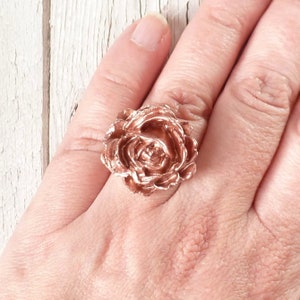 Rose gold rose ring, resin flower ring, dainty and adjustable band, nature inspired jewellery gift for women, romantic gift for her. afbeelding 6