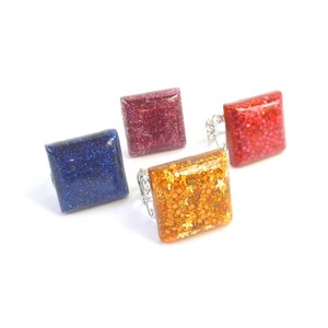 Red resin ring, square glitter ring for women, adjustable band, colourful trendy jewellery gift for her, fashion costume cocktail rings uk, afbeelding 4