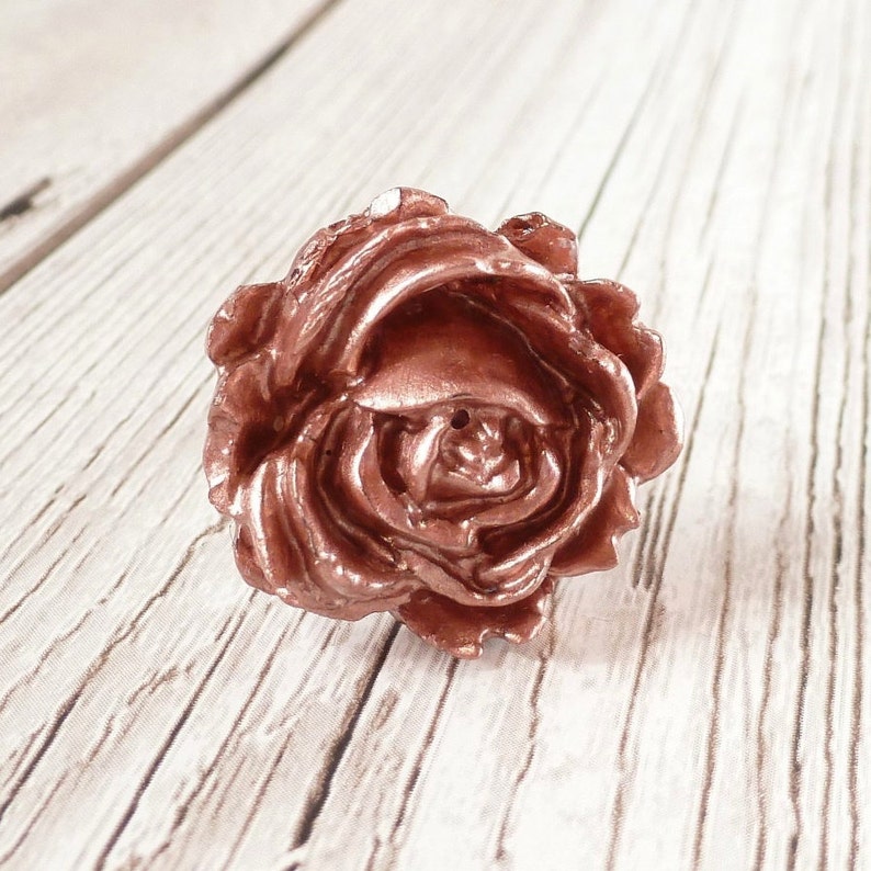 Rose gold rose ring, resin flower ring, dainty and adjustable band, nature inspired jewellery gift for women, romantic gift for her. afbeelding 7