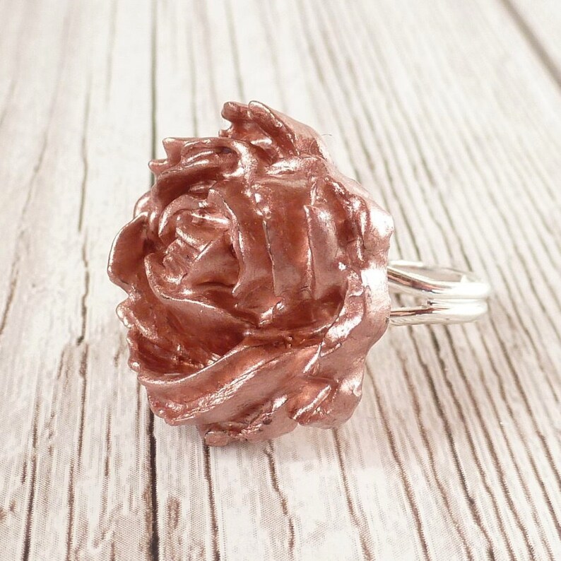 Rose gold rose ring, resin flower ring, dainty and adjustable band, nature inspired jewellery gift for women, romantic gift for her. afbeelding 8