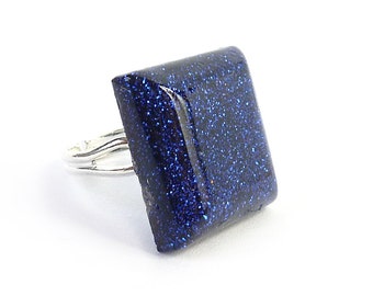 Sparkling blue ring, dark blue glitter resin square, colourful adjustable band costume jewelry for everyday wear, classic cocktail ring gift