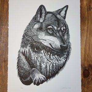 Peut inclure: Impression artistique en noir et blanc d'un loup, avec une illustration détaillée d'une chaîne de montagnes et d'une forêt à l'intérieur de son corps. L'impression est sur papier blanc avec un bord dentelé. Signature et numéro d'édition de l'artiste visibles.