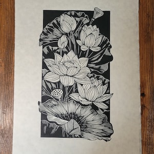 Lotus, Linoldruck auf Papier, handgedruckt, signiert, zeitgenössische Wandkunst, spirituell, Wanddekor