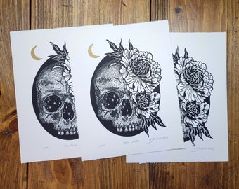 Grabado en linóleo de Mors Noctis: Calavera y flores, edición limitada.