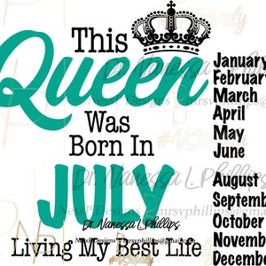 Puede incluir: Un dise&ntilde;o gr&aacute;fico verde azulado con una corona negra y el texto "This Queen Was Born In July Living My Best Life". Los meses del a&ntilde;o est&aacute;n listados en una columna a la derecha del gr&aacute;fico.